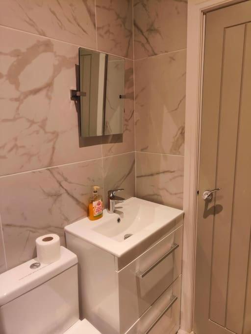 Sloane Modern 2 Bedroom Seafront Apartment Blackpool Buitenkant foto