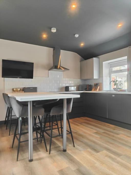 Sloane Modern 2 Bedroom Seafront Apartment Blackpool Buitenkant foto